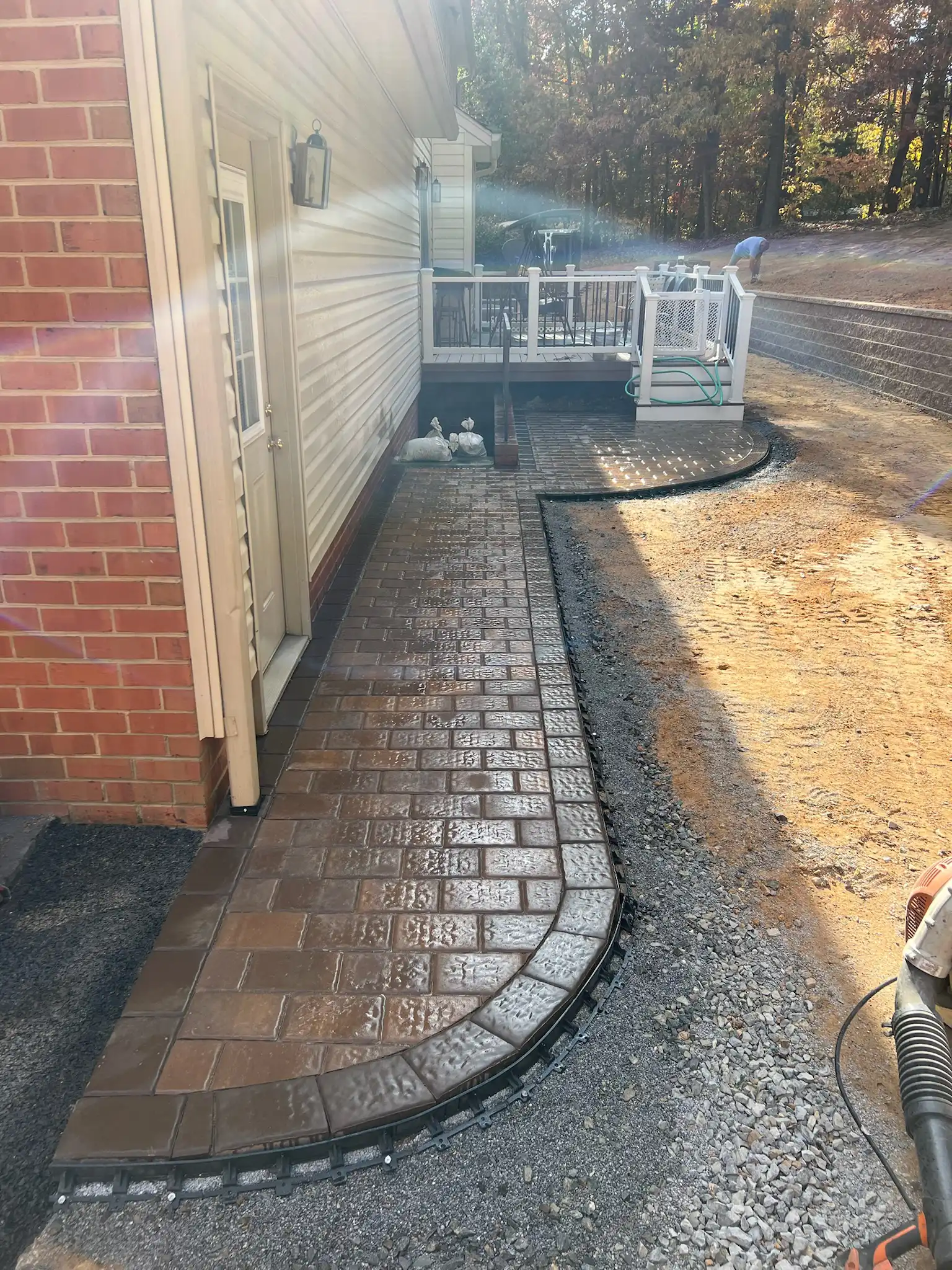Paver walkway with border pattern